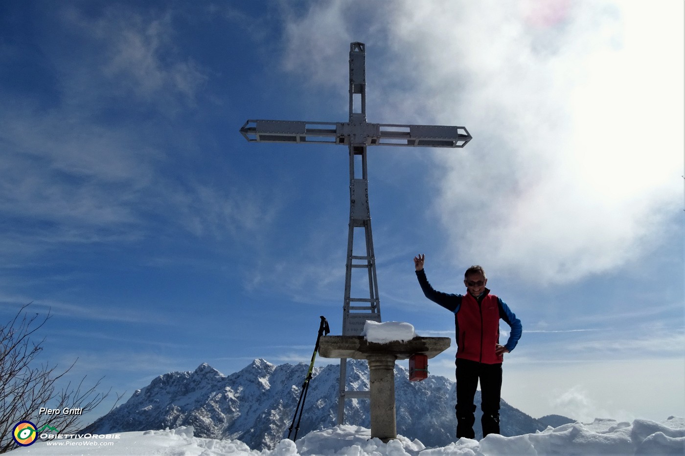 42 Alla croce di vetta del Monte Castello (1425 m).JPG